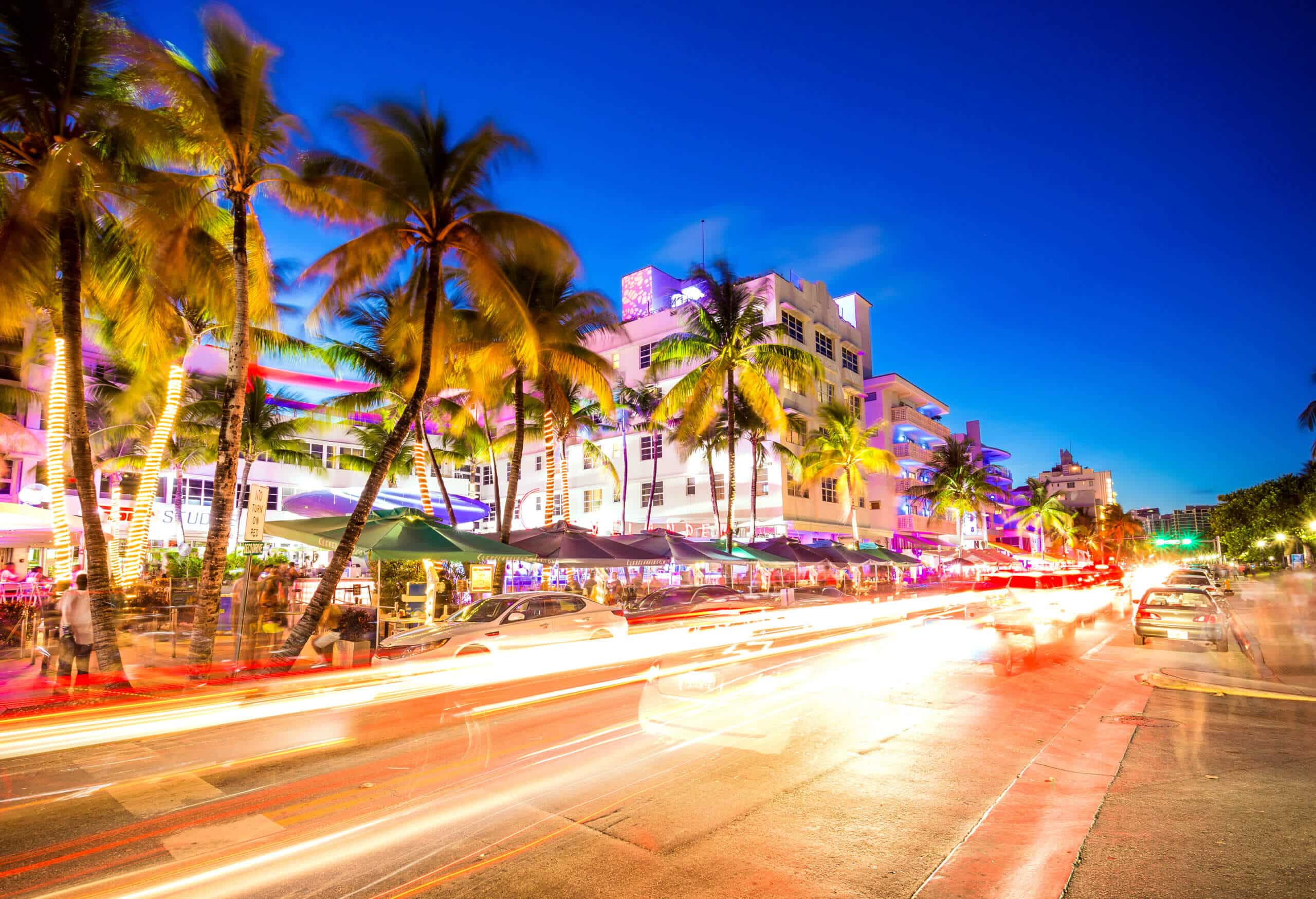 Ocean Drive scene at night lights, cars and people having fun, Miami beach. La noche de Ocean Drive en Miami Beach, Florida, Estados Unidos.